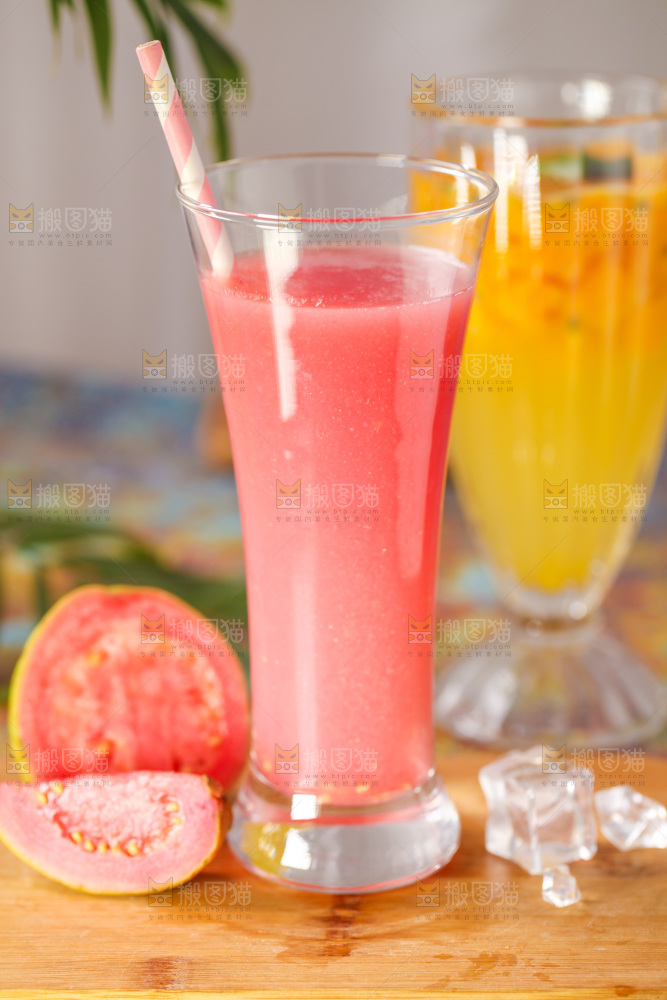 杯子里装着芭乐果汁