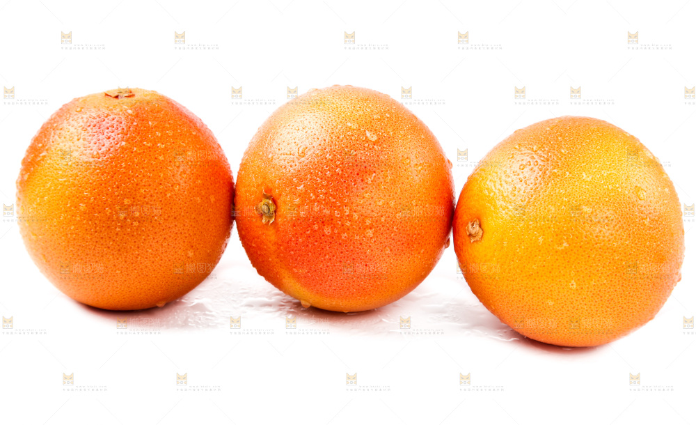 白底上摆放着红西柚