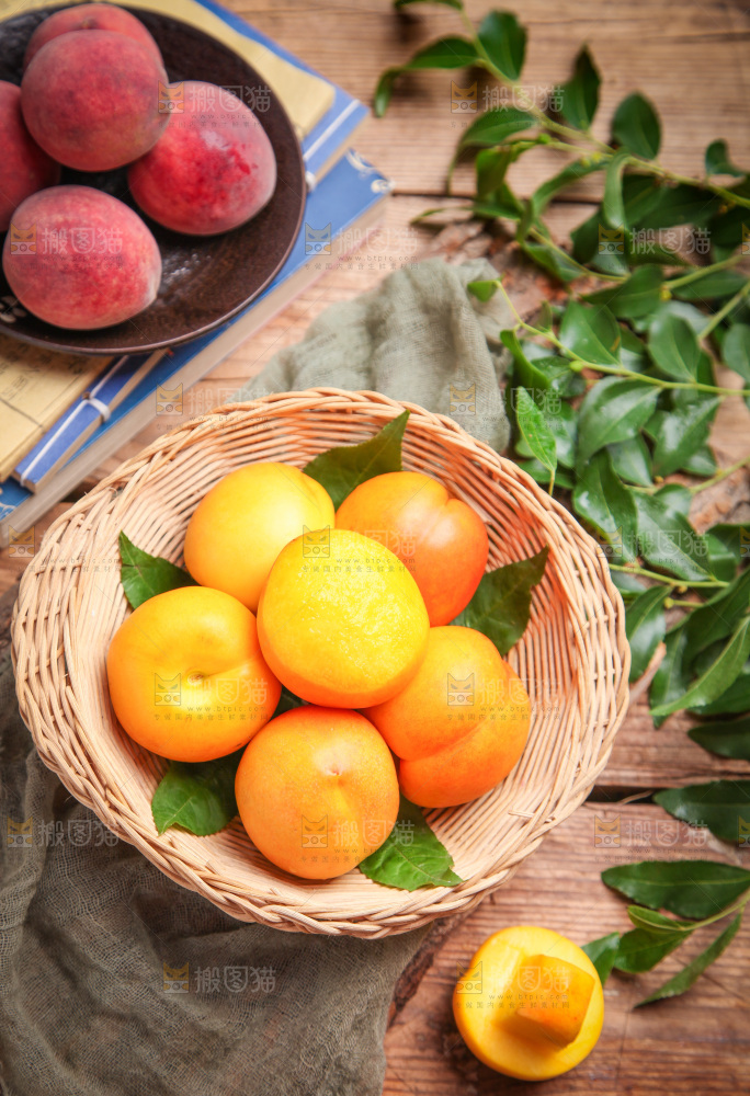 篮子里装着黄油桃