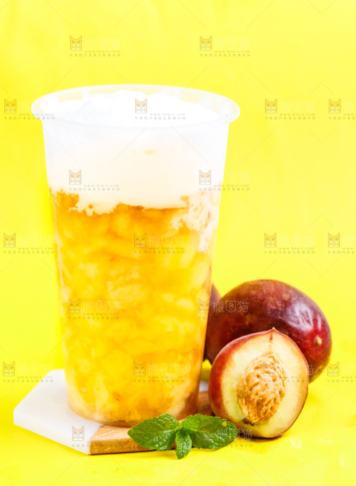 杯子里装着桃子果汁