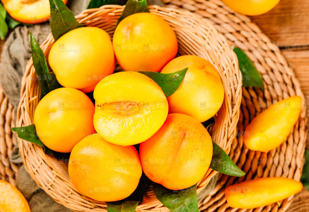 篮子里装着黄油桃