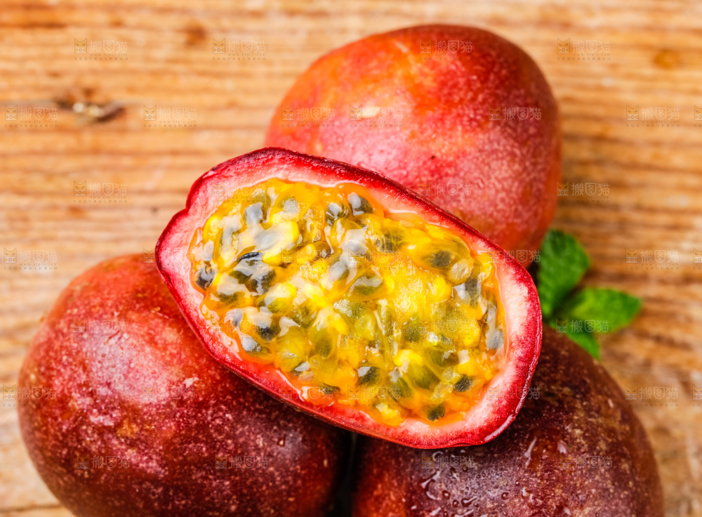 木底上放着百香果