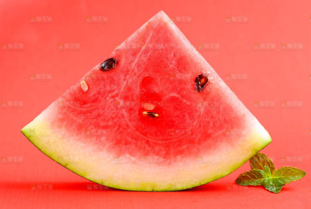 浅底上摆放着麒麟西瓜