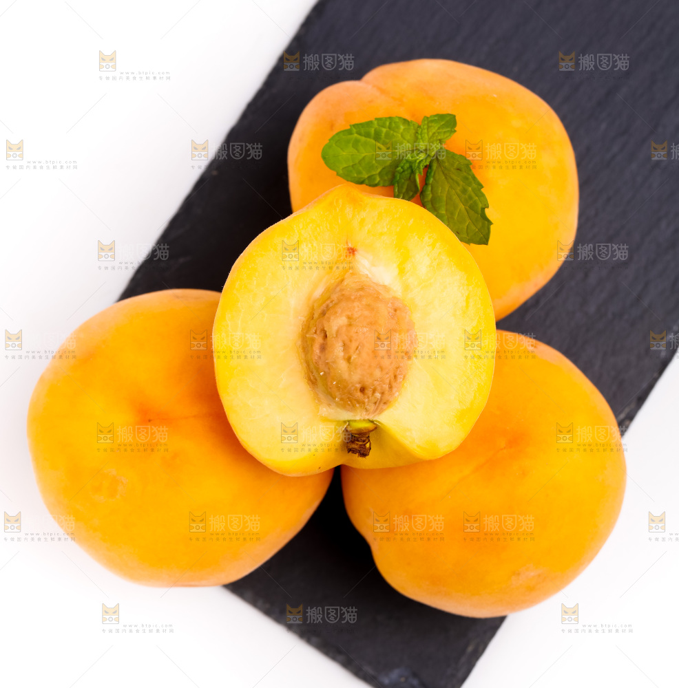 黑石板上放着黄桃