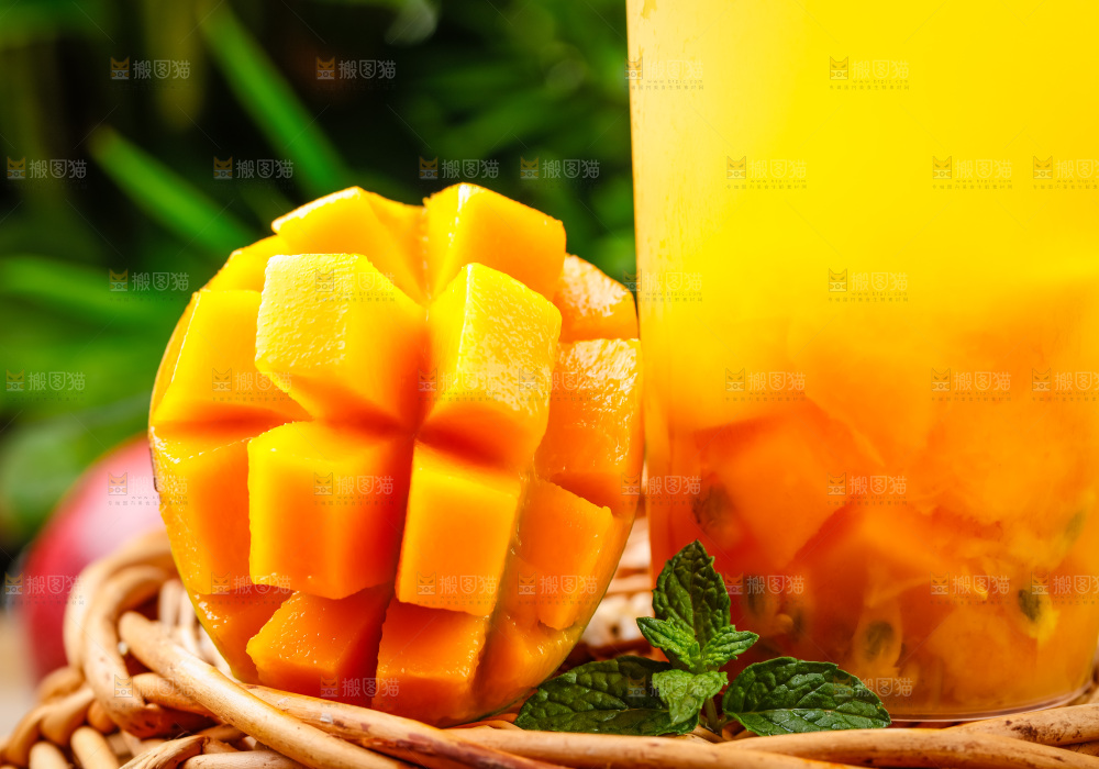 杯子里装着芒果汁