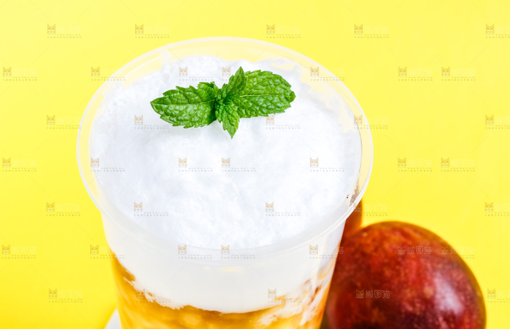 杯子里装着桃子果汁