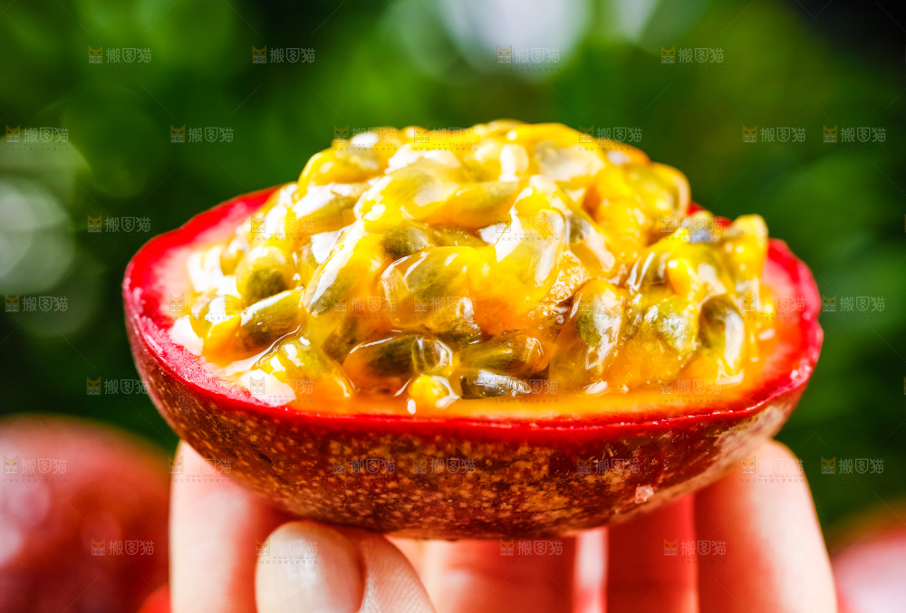 手里拿着百香果