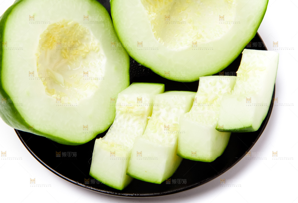 盘子里装着新鲜青木瓜