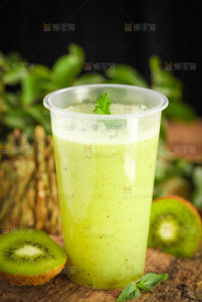 木底上放着一杯猕猴桃果汁
