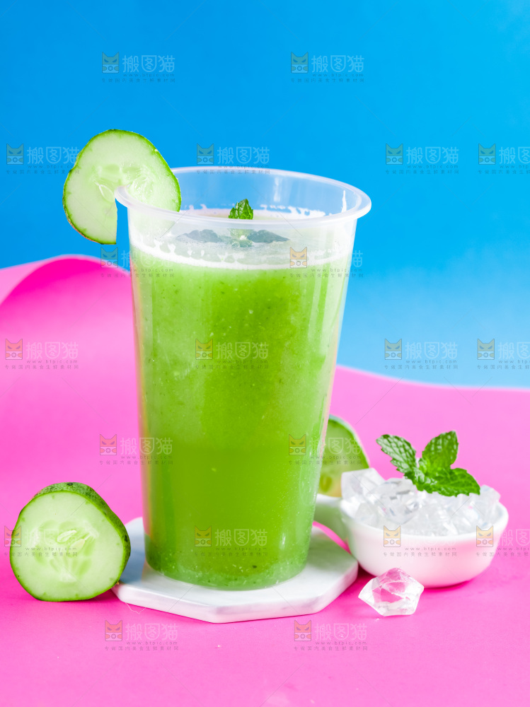 杯子里装着黄瓜果汁