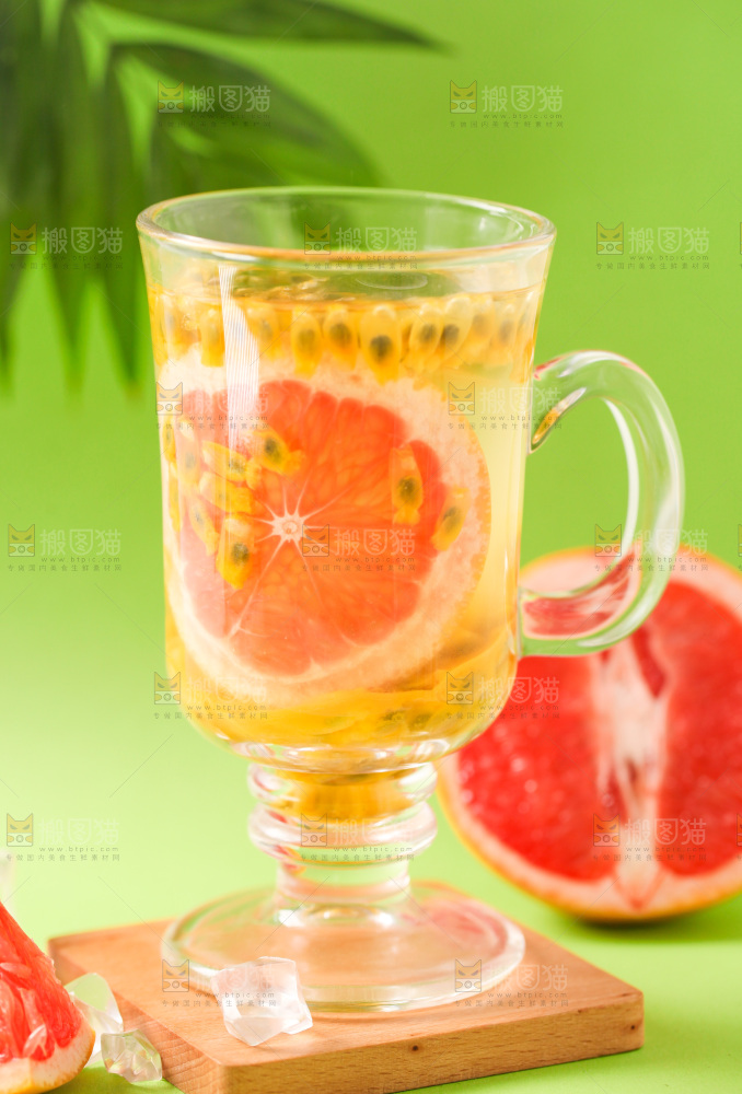 浅底上摆放着一杯西柚百香果汁