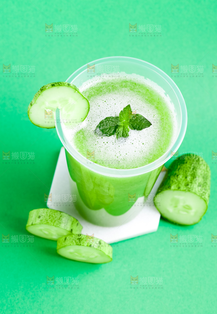 杯子里装着黄瓜果汁