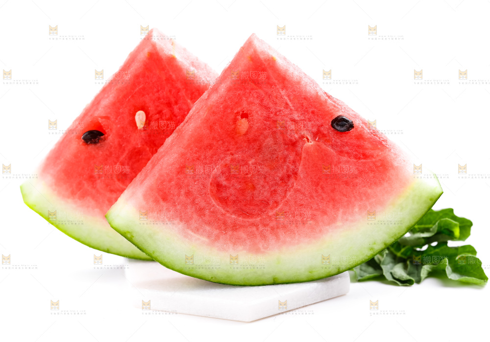 玻璃杯上放着西瓜