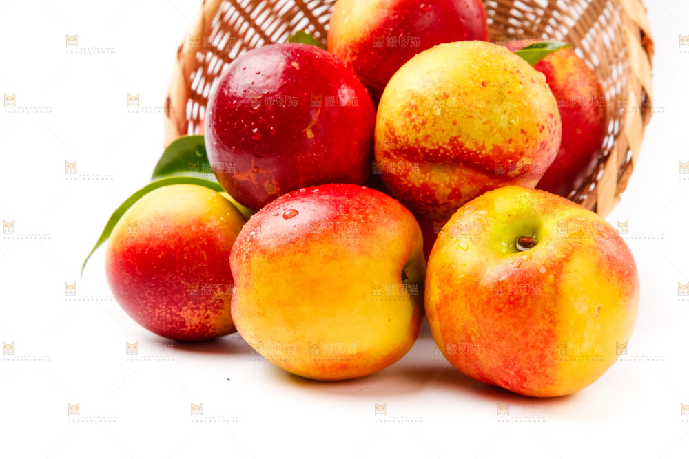 篮子里装着油桃