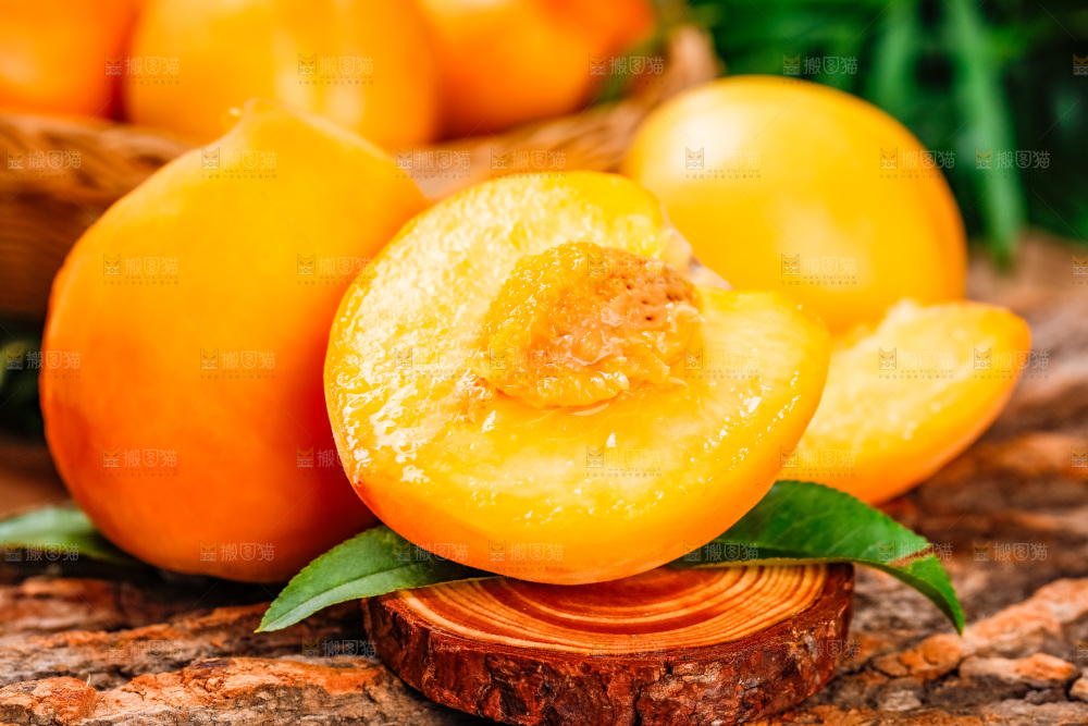 深底上摆放着桃子