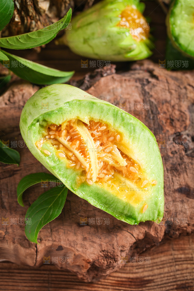 木底上放着羊角蜜甜瓜