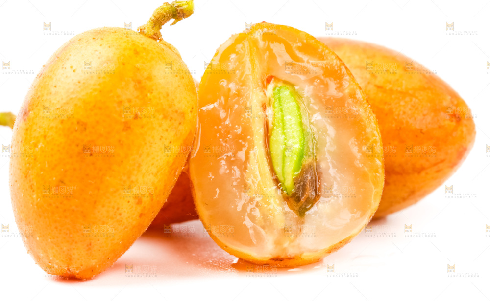 白底上摆放着鸡心黄皮果