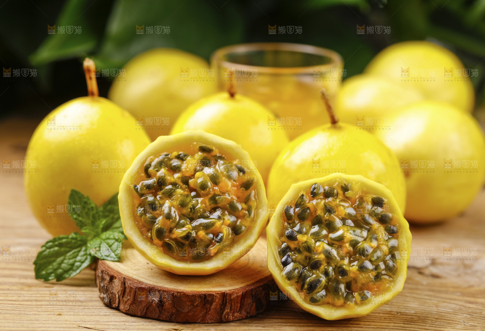 木底上摆放着黄皮百香果