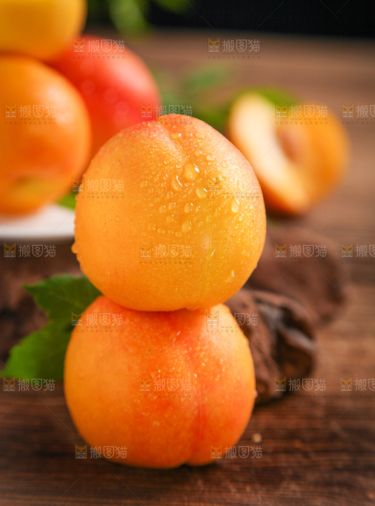 木底上摆放着黄油桃