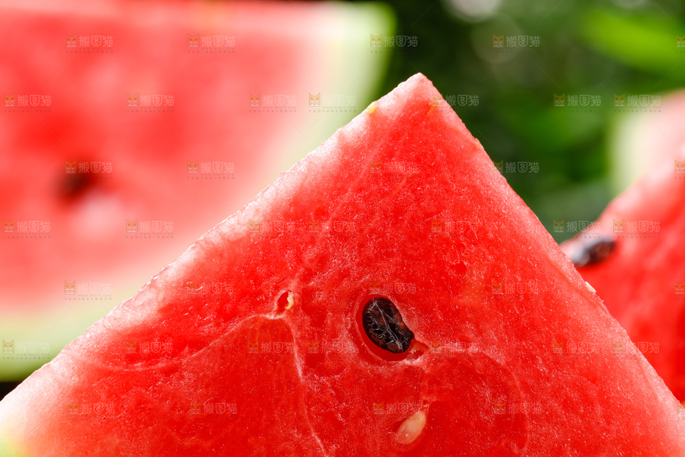 木底上摆放着西瓜