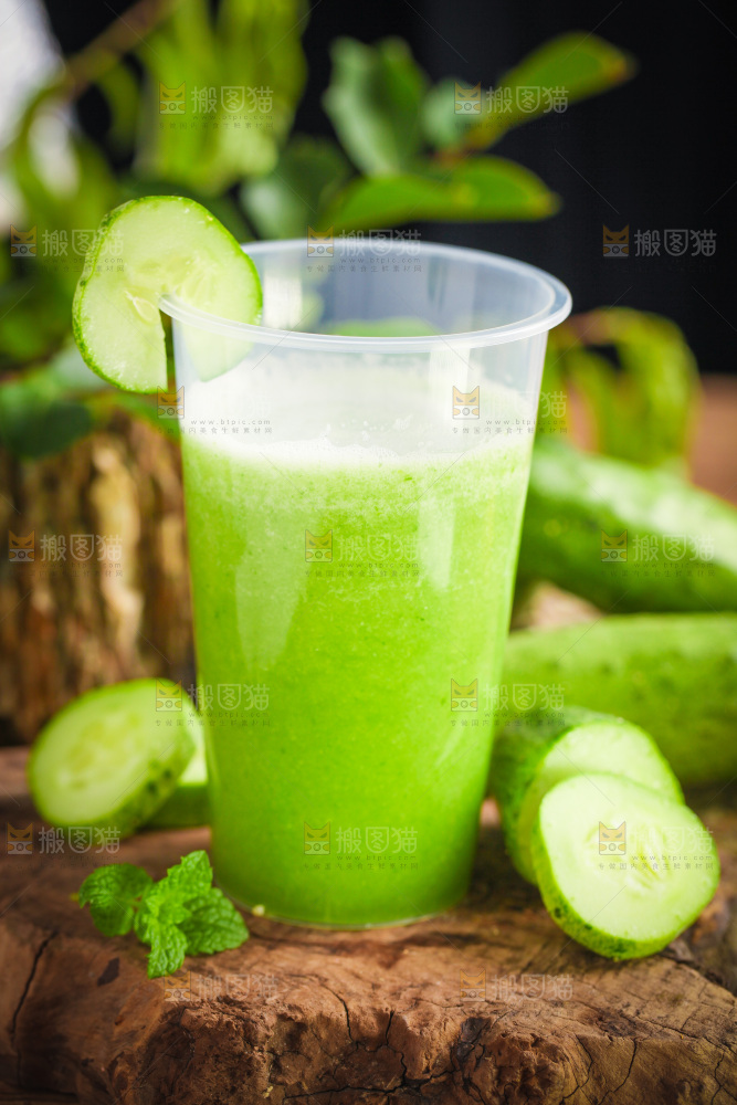 杯子里装着黄瓜果汁
