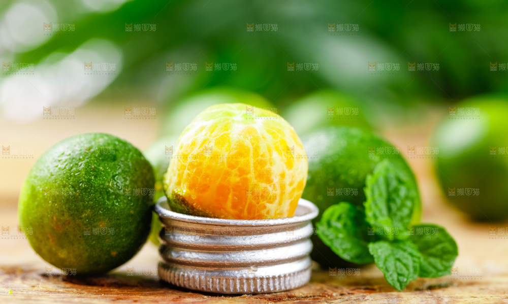 木底上摆放着海南小金桔