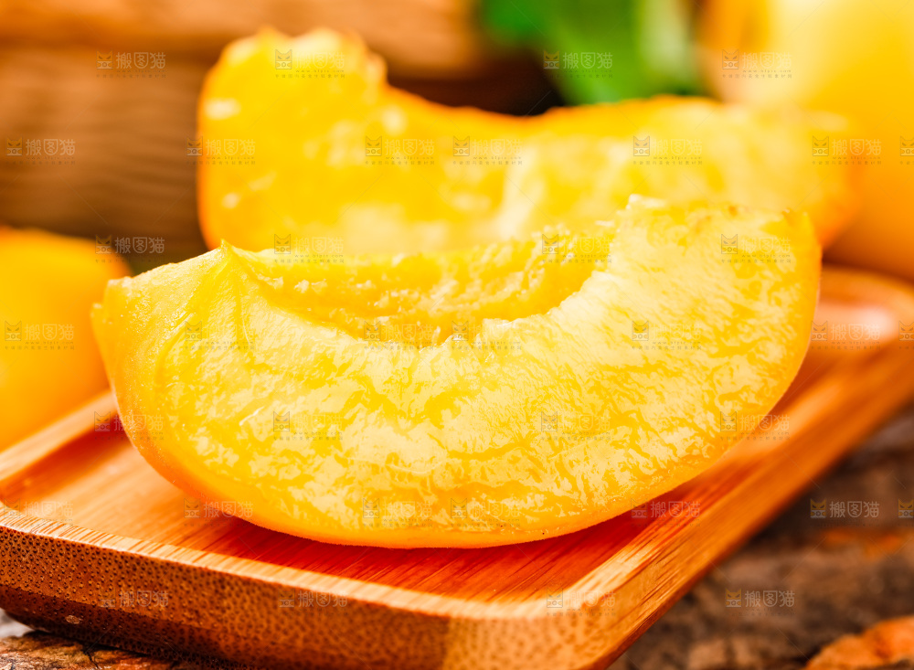 盘子里装着桃子