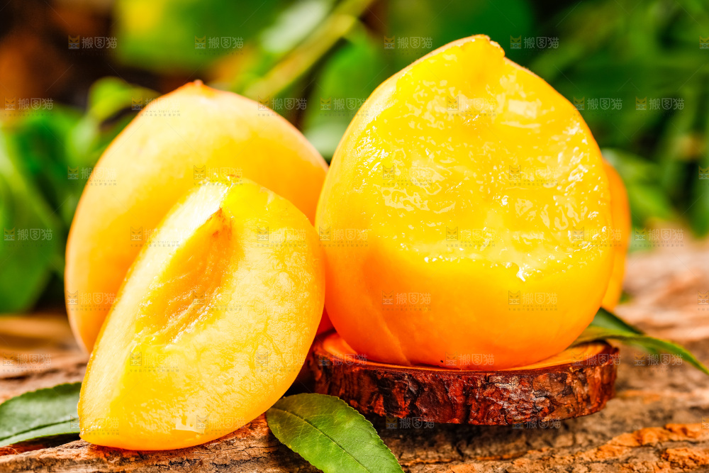 深底上摆放着桃子