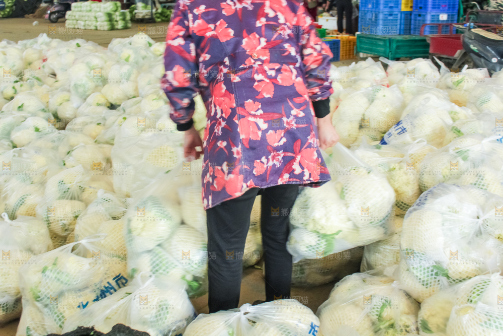袋子里装着花菜