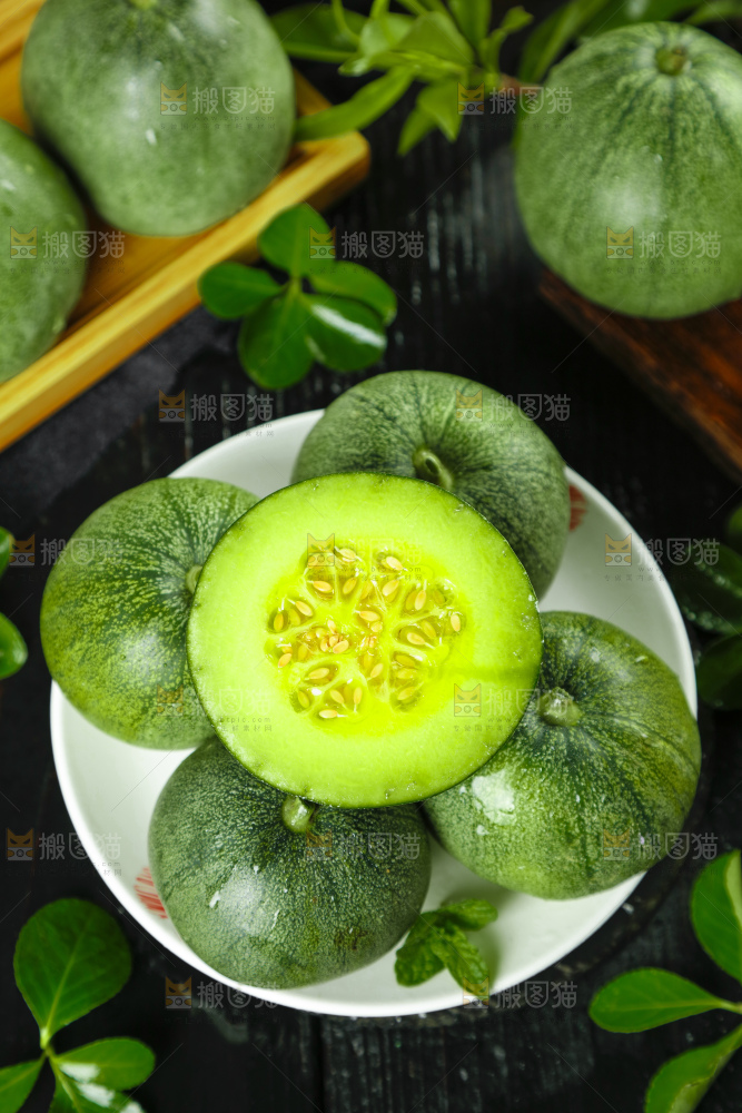 黑底上一盘绿宝甜瓜