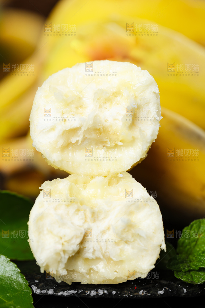 黑底上的小香蕉果肉