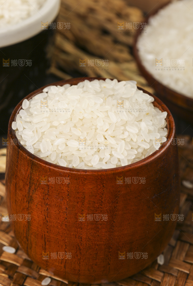 木底上放着一缸东北五常大米