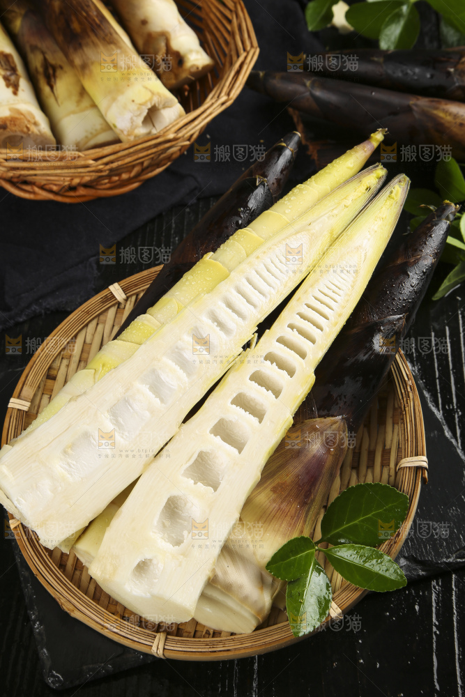 黑底上放着新鲜的天目山春笋