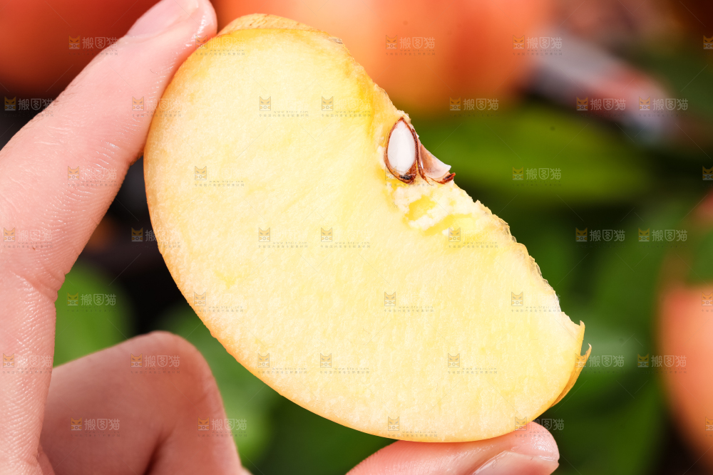 手拿着红富士苹果