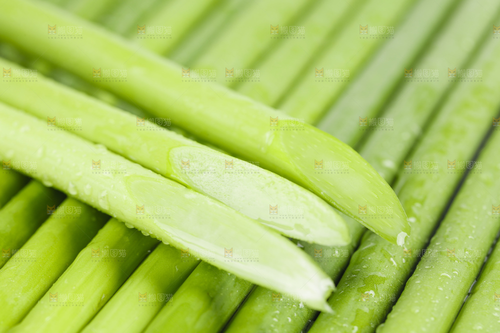 白底上放着蒜薹