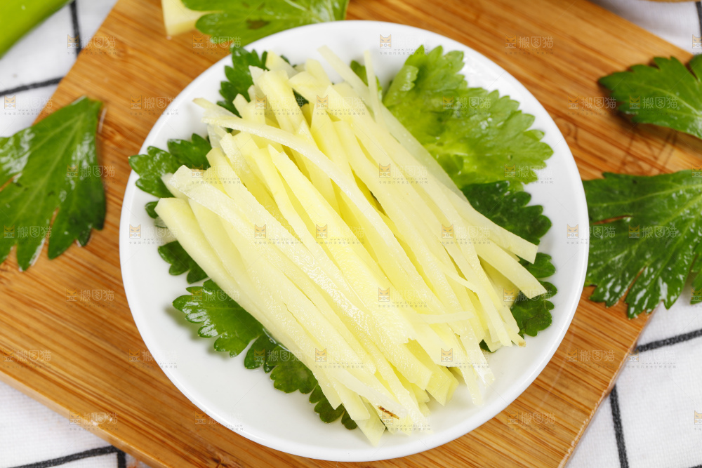 碟子里装着洋芋