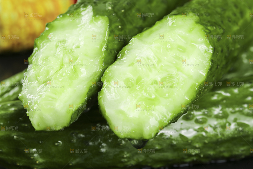 黑底上放着新鲜青瓜