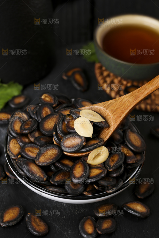 黑底上放着西瓜子