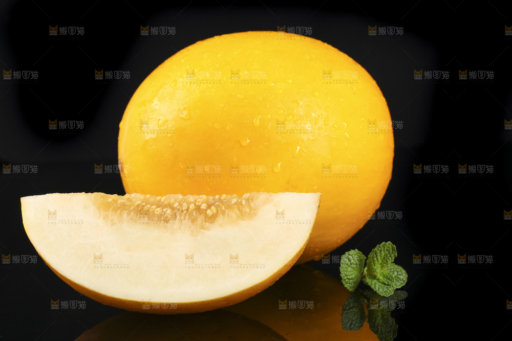黑底上放着新鲜的黄河蜜瓜