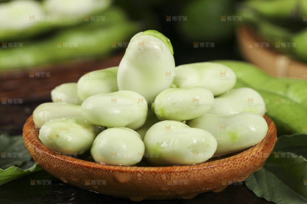 木底上放着剥壳的新鲜蚕豆