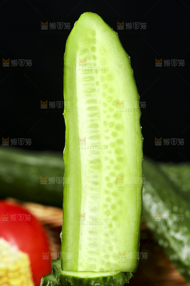 黑底上放着新鲜青瓜