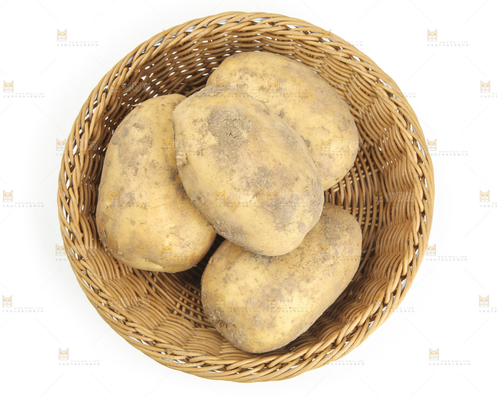 篮子里堆着黄皮土豆