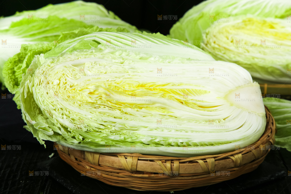 黑底上放着大白菜