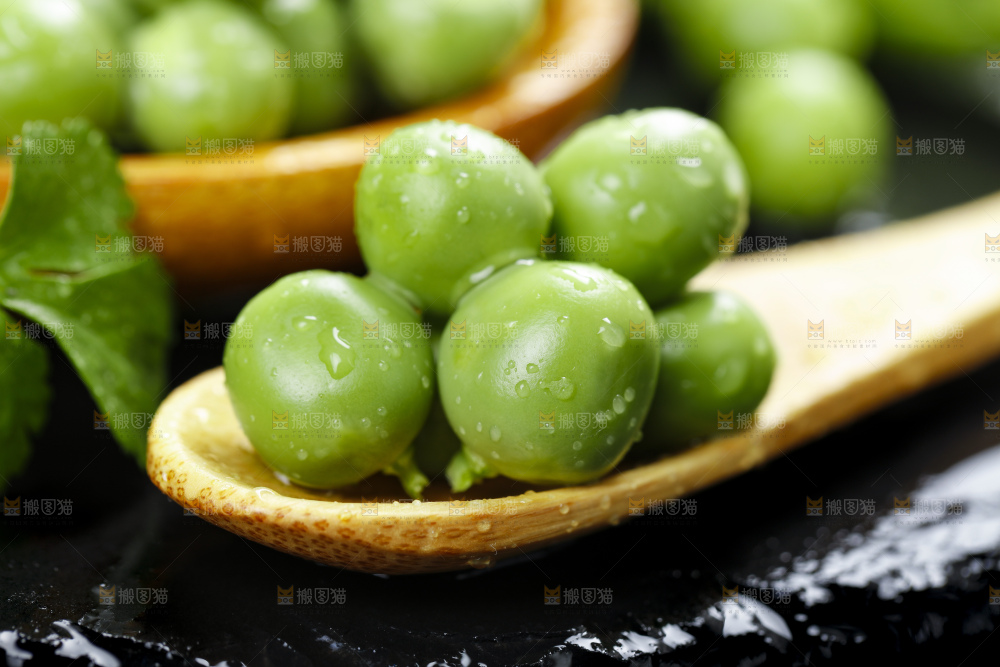 黑石板上堆放着甜豌豆