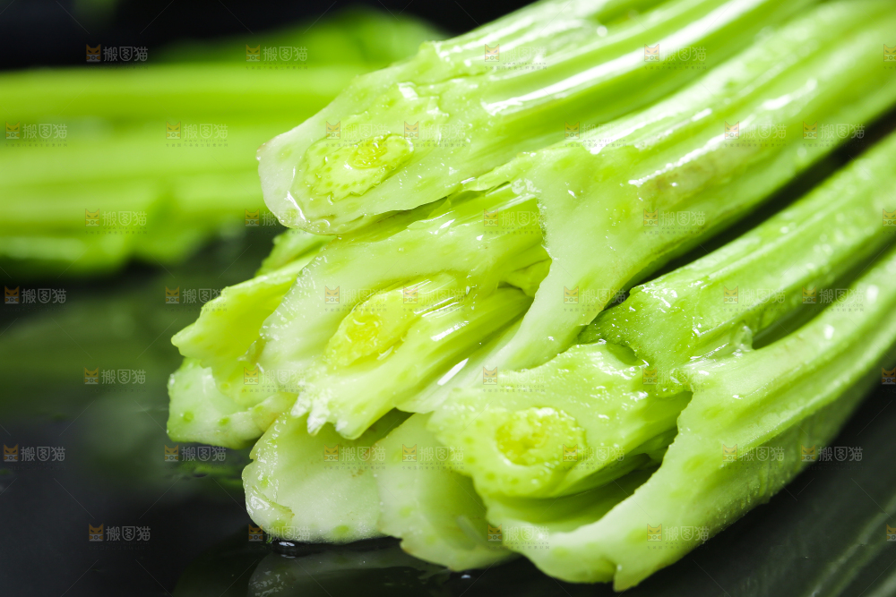黑石板上的芹菜