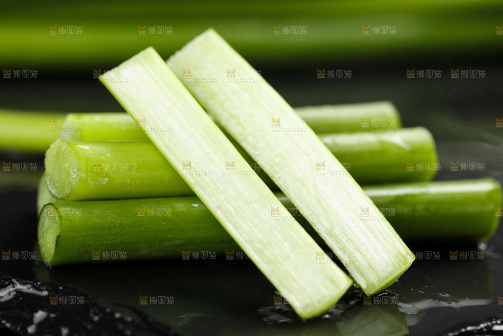 黑底上放着新鲜蒜苔
