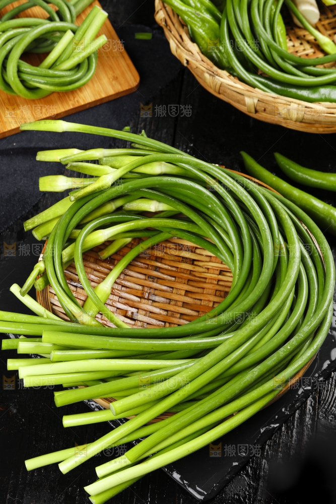 黑石板上放着一把蒜苔