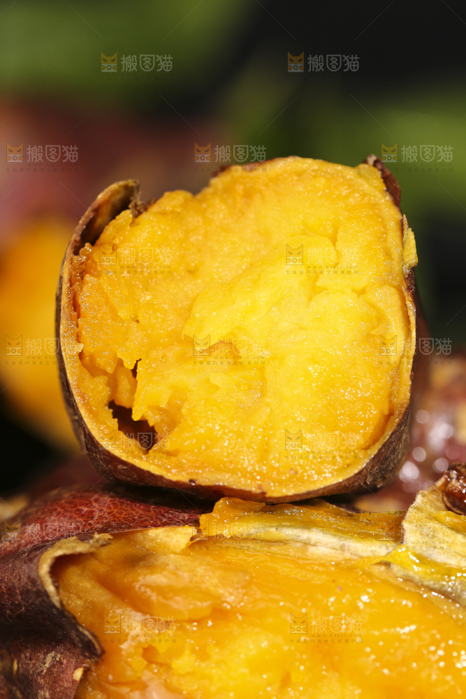深底上摆放着烤蜜薯