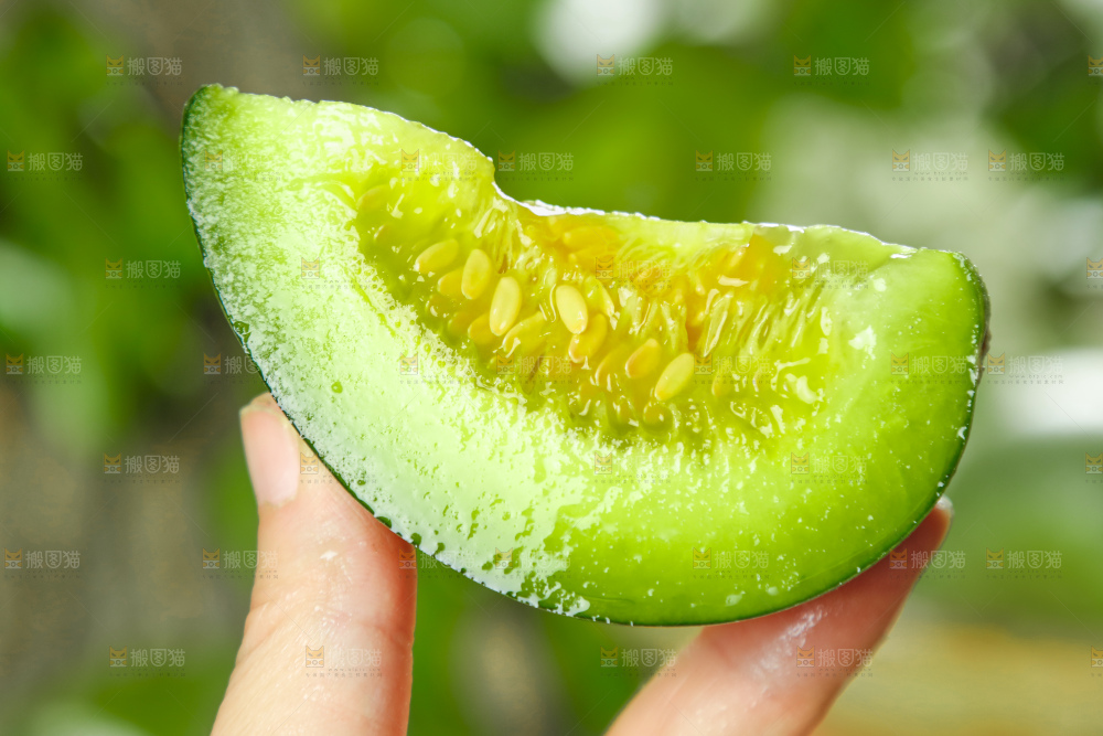 手里拿着切开的绿宝石甜瓜