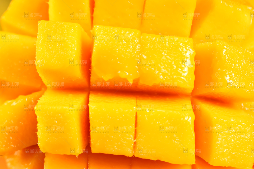 深底上放着切开的新鲜芒果